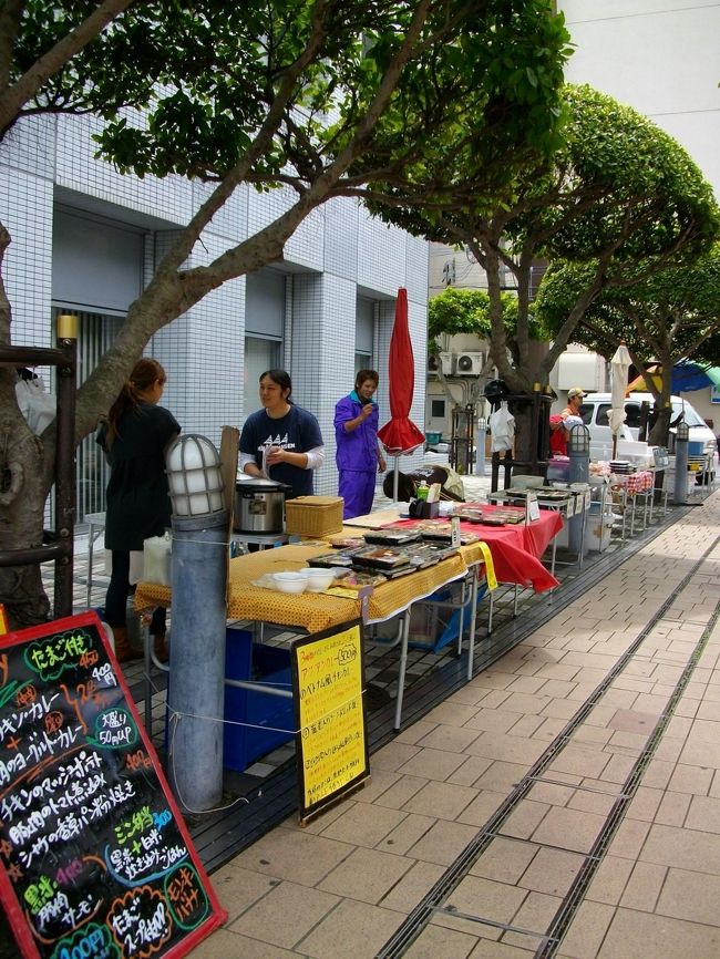 昨年、初参戦した琉球海炎祭。<br />JALがメインスポンサーのイベントなんで、かなり心配していたが今年もやるみたいやで。とHP発見。<br />このツアーは安いし、VIP席座れるし。<br />今年も行きますかーと決定♪<br /><br />まずは、はらへりのいぬいぬはダッシュすば屋へ。<br />今回は近場で食べたかったけんぱーのすばやー。<br />平日のランチをひやかしてから、新作の道の駅へ。<br />道の駅豊崎と道の駅いとまんぷらり。<br />まさひろギャラリーを見学してからひめゆりの塔へ。<br />結構初日から行ってんなー<br />