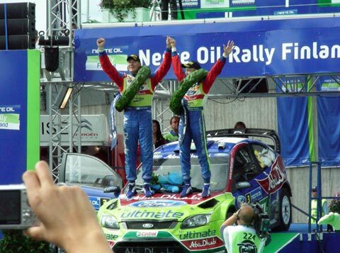 Neste Oil Rally Finlandを見に行ってきました!<br /><br />見に行こうと決めたのが、キミ・ライコネン選手が緊急参戦発表をした開幕の1ヶ月前!<br />「F1もWRCも大好きな私が行かなくて誰が行くのよ!」と無駄にはしゃいで強引に渡航してしまいました。今思えばちょっと痛い(^^;)<br /><br />無計画この上ない突撃一人旅でしたが、行って良かった!最高に素晴らしいラリーでした!<br />夏のフィンランド、超サイコーっす!(^▽^)