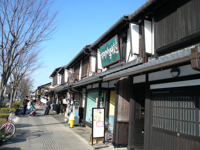 彦根城に隣接する夢京橋キャッスルロードは新しい城下町で、和菓子、お土産、食事処など数々の店が広い通りに軒を連ねています。彦根城を訪れたあとにここでまた楽しみを一つ手に入れましょう。