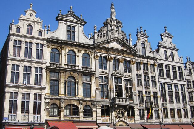 　今回の旅行で見学した3つ目の世界遺産、グラン・プラスの紹介です。ベルギーのブリュッセルの中心地にある大広場です。大文豪のヴィクトル・ユーゴーが絶賛した大広場としても知られます。1998年に世界文化遺産に登録されました。広場を取り囲む歴史的建造物群が見ものです。『王の家』、『市庁舎』や『ギルド・ハウス』などです。