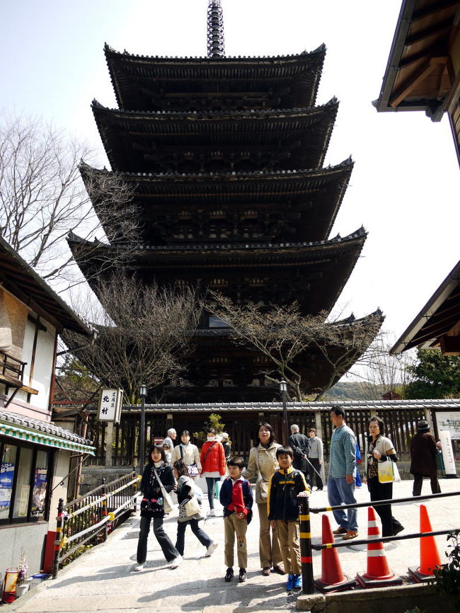 春休みの京都の世界遺産を巡る旅も後半に突入です。<br /><br />この日は、お部屋で前日コンビニで買ったもので簡単な朝食を済ませ、宿題を片付けたあとお出かけです。<br />