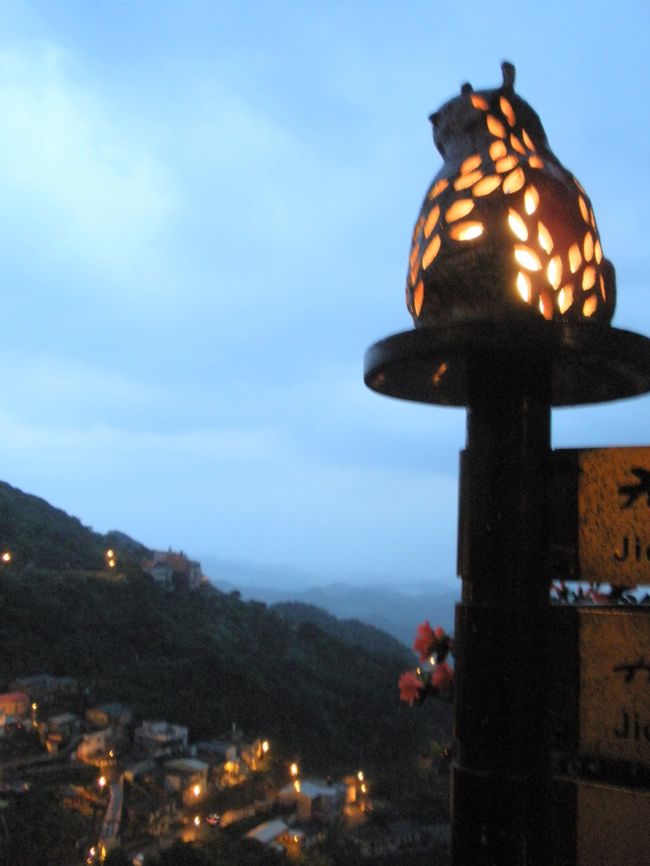 ３月最後の３日間にお休みをとって台北へ。<br />初めての台北は癒しの旅でした。<br />１日目　午後台北着　15:00〜　九ふんへ。<br />２日目　朝は　足裏の角質とり。<br />　　　　昼から故宮博物院へ。<br />　　　　夜は　夜市へ。<br />３日目　おみやげ物やさんによって帰国。<br />短い時間だったけど、台湾入門としてはばっちりな旅行でした。