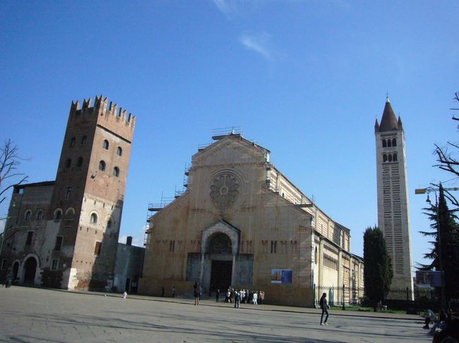 サン・ゼーノ・マッジョーレ教会<br />左は修道院の塔、右は教会の鐘楼<br /><br />●3/27（土）ミラノよりヴェローナに移動。ヴェローナでは、ホテルに荷物を預け、サン・ゼーノ・マッジョーレ教会を見る。その後駅に戻って、マントヴァに向かい夕刻ヴェローナに戻る。<br />●ヴェローナ：ミラノ東方　約140km　　人口27万人（2008年）<br />6-8世紀にはロンゴバルト王国に属していた。1136年に都市国家になり、13-14世紀スカラ家の元で栄える。その後ミラノの支配を経て15世紀はじめから18世紀末に至るまでヴェネツィア共和国に属する。ナポレオン、オーストリアの支配を経て19世紀イタリア王国に統合される。<br />シェークスピアの”ロミオとジュリエット”の町として有名。信憑性に問題はあるものの遺跡は人気スポットになっている。<br /><br />尚、次のブログが参考になった。<br />http://www.tm-a.co.jp/cityInfo/Italy/Verona/Verona_spots.html<br />●観光箇所<br />サン・ゼーノ・マッジョーレ教会のみ。<br /><br />前回（2007.4）来た時に町の中心部を回ったので、今回は教会のみとしたが、写真は前回のも合わせ添付した。<br />前回観光箇所<br />・アディジェ川<br />・ロミオの家<br />・スカラ家の廟<br />・シニョーレ広場<br />・エルベ広場<br />・ジュリエットの家<br />・アレーナ（円形闘技場）