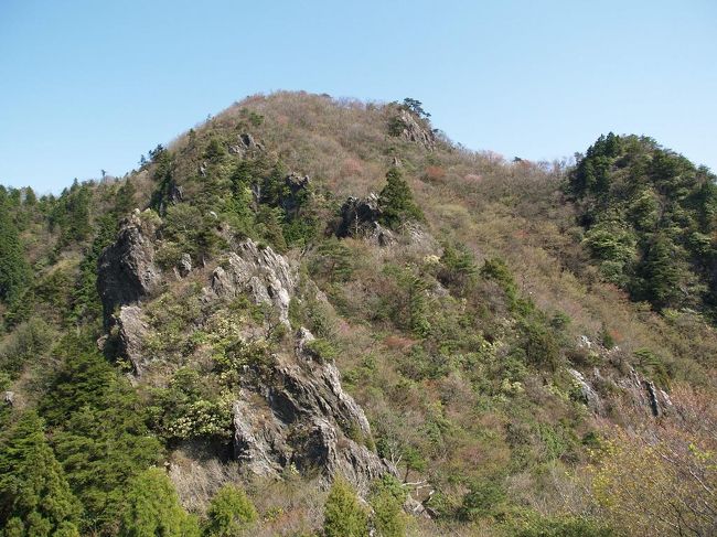 ２週前に筱見四十八滝キャンプ場から小金ヶ嶽まで縦走しましたが、多紀連山の主峰である御嶽に登っていないのはどうもスッキリしません。出掛ける予定はしていなかったのですが、天気の良い登山日和で急遽多紀アルプスへと向かいました。御嶽に登るだけなら大タワから登れば１時間半もあれば登って下りてくることができるので、さすがに物足りません。そこで、火打岩（ひうちわん）から御嶽に登り、大タワから小金ヶ嶽に登って戻ってくるという周回コースを取ることにしました。御嶽から西ヶ嶽を往復し、多紀連山の３山を一気に制覇しようという欲張りな計画です。<br /><br />御嶽は、あの木曾の‘おんたけ’とは読まず‘みたけ’と読みます。三嶽と表記されることもあります。鎌倉から室町時代にかけて丹波修験道場の中心地として栄えましたが、大峰山を中心とする大和修験道との争いに敗れ焼き払われました。<br /><br />御嶽データ：標高７９３．４ｍ（一等三角点、点名：御嶽）、ふるさと兵庫５０山（２９座目）、近畿１００名山、関西１００名山<br />西ヶ嶽データ：標高７２７ｍ<br />小金ヶ嶽データ：標高７２５ｍ、ふるさと兵庫１００山（３４座目）　　<br /><br />登山コース：火打岩バス停〜御嶽正面コース〜御嶽（3.1km、82分）、御嶽〜西ヶ嶽〜御嶽（往復2.4km、36+45分）、御嶽〜大タワ（1.2km、26分）、大タワ〜小金ヶ嶽（1.3km、42分）、小金ヶ嶽〜小金ヶ嶽正面コース〜小金口〜火打岩バス停（3.8km、60分）、累積標高差約９６０ｍ、トータル11.8km、291分（休憩時間含まず）<br />登山体力度：★★★☆☆、コース難易度：★★★☆☆（★が多いほど困難）