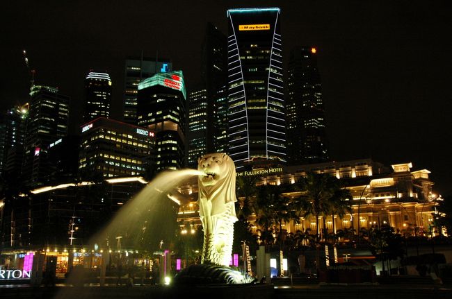 　マイレージを使ってシンガポールを一人旅。４月といっても暑く、日中歩きまわるのはかなりつらい。そこで、日が暮れて暗くなった夜のシンガポールの街を徘徊してみました。<br />　夜は目障りなものを消し、ライトアップされた建物や風景全体がより一層際立って見えます。街がちょっと化粧をした感じでしょうか。<br />　ホテルはCity Hall駅の近くのスタンフォードにし、ここを拠点にMRTを使いながらぶらぶらしました。リバーサイドがやはりハイライトで、リバークルーズも時間帯が悪かったのか、乗客が自分だけと貸し切り状態で、ラッキーでした。治安の問題もあるでしょうが、「まちは夜」だと思います。<br />　今回はシンガポール航空を使いましたので、現地着が夕刻、現地発が深夜と比較的行程が有利で、時間を有効に使えました。