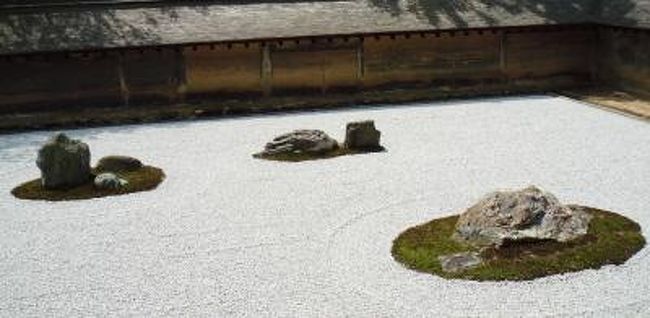 桜もピークを過ぎて、観光客も落ち着いた頃だろうと思い、覗いたお寺は「竜安寺」<br /><br />甘かった。世界遺産に失礼だった。<br />GWを目前にした平日でも、全国からのお客様が押し寄せている。<br /><br />気を沈めて、久しぶりに心静かに石庭でも見てみよう。<br /><br /><br />