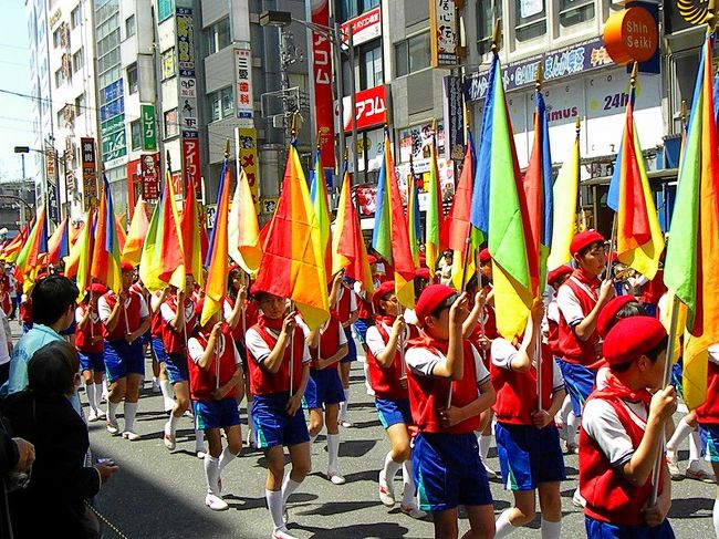 東京都北区には戦後しばらくして<br /><br />４月１日付近の日曜日に赤羽東口の商店街では仮装行列の馬鹿祭と言うの始まりました。<br /><br />４月馬鹿にちなんでの名前でした。<br /><br />私も数十年前には武者姿でパレードに参加した事もあります<br /><br />４月１日では寒い日もあり　<br /><br />何時の間にか４月最終の土曜日　日曜日になっていました<br /><br />　　色々な催し物もありますが<br /><br />私は子供たちのパレードが興味あり<br /><br />最後まで追っかけしました。<br /><br />先生　保護者　ご苦労さん　有難う　<br /><br />爺　婆も、、見てるだけで幸せ<br /><br />立派な高校生のバトンや大人たちの神輿、<br /><br />団体の素晴しいパレードもあります<br /><br />本番　大人連の名簿は<br />http://www.1bangai.org/pdf/55_Parade-Schedule.pdf<br /><br /><br />赤羽馬鹿まつり<br />http://www.1bangai.org/55ts_bakamaturi.html