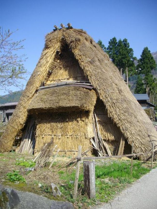 岐阜の白川郷へ行った後は、また富山に戻り五箇山の相倉集落に行ってみました。<br />ココも楽しみにしていた場所。<br />白川郷と比べるとこじんまりとした感じで、こちらの方がゆったりとした時間が流れているような気がしました。<br />１日に２ヶ所の世界遺産を見ることができて感激☆<br />色々な季節に訪れてみたい場所でした。