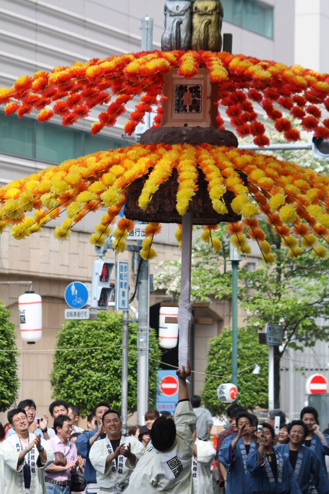 府中の大國魂神社では、5月5日の神輿渡御（みこしとぎょ）を中心として、「くらやみ祭」がおこなわれます。３日競馬式（こまくらべ）、４日の万灯（まんとう）大会、山車（だし）行列、５日の「太鼓送り込み」、そして暗闇の中で最高の盛り上がりをみせる「神輿渡御」など様々な行事がおこなわれます。<br />今回は４日に行ってきました。