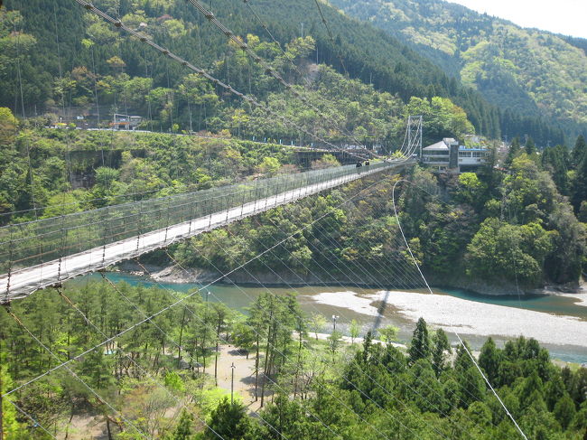 ゴールデンウィークの平日4/30（金）に、十津川村（奈良県）の谷瀬のつり橋へ。<br />日本有数の高さ、長さを誇る鉄線のつり橋。<br /><br />木の板の釘が外れている個所もあり、高所恐怖症の人には、厳しいかも・・・。<br /><br /><br />以下「十津川村観光協会」ホームページより。<br /><br />『今では十津川村を代表する観光名所になった「谷瀬つり橋」はもともとは生活用のためのつり橋としてかけられたんじゃよ。<br />今から約６０年も前の昭和２９年（１９５４年）戦後の復興期のことじゃ。<br />谷瀬の人々らは川に丸木橋を架けて行き来しておったんじゃが、洪水のたびに流されとった。<br />そこで谷瀬集落の人々は1戸当たり20〜30万円という、大金をだしあい当時としては思い切った800万円もの大つり橋を村の協力を得て完成させたんじゃのら。<br />当時の教員の初任給が７８００円で米１０キロが７６５円の時代じゃよ。<br />今のように物が豊かでなかった時代じゃが、<br />私財を投じた先人はお互いを助け合いとても心は豊かじゃった。<br />今ではみなに無料で渡ってもろうとるこのつり橋、<br />先人の「まごごろ」がどれほどであったかみなの衆忘れんでおくれよ。』