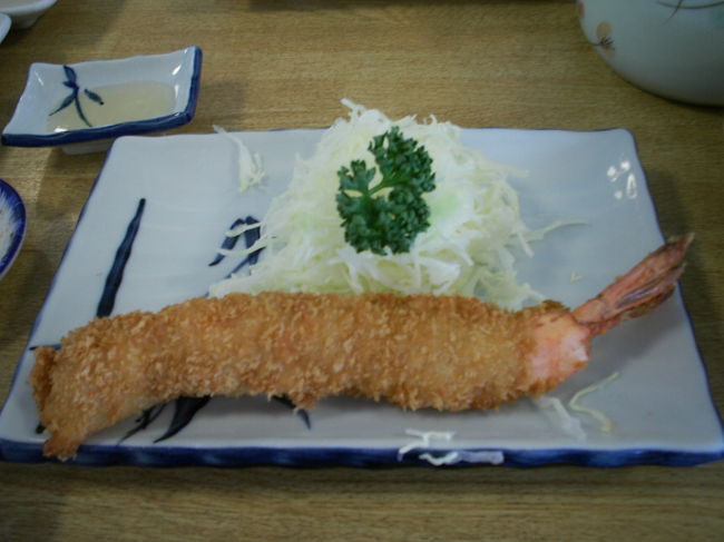 愛知県豊浜のまるは食堂旅館へお昼を食べに行きました。早めに行ったつもりでしたが、混んでましたね。まるはといえば、エビフライ！