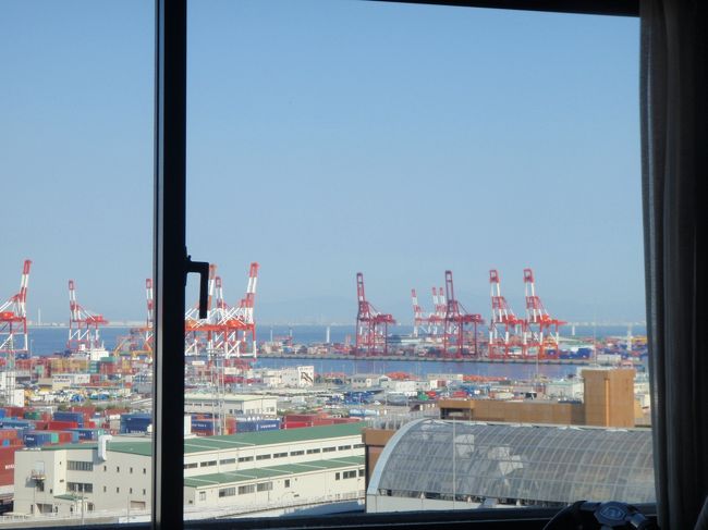 ポートアイランドは、神戸市中央区、神戸港内にある人工島。神戸大橋及び港島トンネルによって神戸中心部と結ばれ、都市機能を一通り備える。今後の都市開発に先駆的な役割を果たしたとして、1980年に日本都市計画学会石川賞が授与されている。<br /><br />六甲山地の土を埋め立てられて作られた。島北部の第一期は1966年着工、1981年竣工、総面積436ha。島南部の第二期は1987年着工、2005年竣工、総面積390ha。島内の地名はポートアイランドを日本語に直訳した港島(みなとじま)・港島中町・港島南町がある。<br /><br /><br />ホテルパールシティー神戸では、ゆとりを第一に格調高い381室 (全室液晶テレビを導入)のゲストルームを<br />ご用意いたしました。<br />また、国際都市神戸のコンベンションの中心としてあらゆるビジネスをサポートする設備、機能も配慮しました。くつろぎの時間を演出する細やかなおもてなしで、仕事もプライベートも快適な滞在をお約束いたします