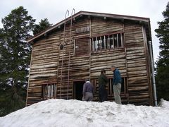 由緒ある山小屋で雪見酒を楽しむ