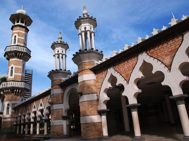 マレーシア滞在３日目。<br />今日は１日KL市内観光をするため、朝から気合いを入れて出発♪<br />まず最初に向かったのはKL市内最古であり、その美しさに定評あるイスラム寺院：Masjid Jamek。<br />シンガポールでもイスラム教寺院は見学した事があるけど、ここは肌を露出していなくてもスカーフ着用必須という厳格さ。<br />真っ白な大理石がふんだんに使われた贅沢な建物と玉ねぎ型のドーム屋根、青空に映える美しきイスラムシルエット…清らかかつ、厳粛な雰囲気に包まれたMasjid Jamekを見学させてもらった。