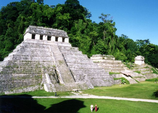 メキシコ・シティのテオティワカン遺跡でピラミッドは満喫したはずだったのだが・・・<br />このチアパス州には、さらにわんさかピラミッドが眠っているとの事。<br /><br />特にパレンケ遺跡のピラミッドは、「マヤ文明の貴重な遺跡だけでなく、メキシコで最も美しいピラミッド」と紹介されていた。<br />こうなってくると、ただピラミッドが観たいならば、エジプトよりもメキシコの方がお得感がある様な気がする。<br /><br />登山然り、国定公園然り、ピラミッド然り、周辺に点在している同種のものを制覇したい気持ちになるのは人間の性だろうか？<br />（家電量販店のポイント制度も同じ様な心理を計算した結果だろうか？）<br /><br />とにかく、インスタント・ピラミッド・ハンターとしてデビューしたならば、とことんピラミッドに登ってやる。