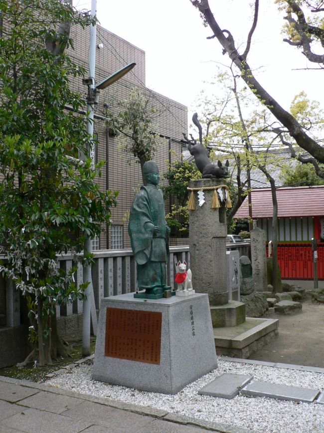 阿倍王子神社(あべおうじじんじゃ)は大阪市阿倍野区にある神社で熊野神社の分霊社である九十九王子の一つとされるている。<br />仁徳天皇（にんとくてんのう２５７−３９９年）が夢で熊野三山の使いである三本足のカラスを見たとこと、阿倍島（古代は阿倍野に島があったそうだ）で三本足のカラスをみつけたことで特別の地になったことが阿倍王子神社の起源といわれている。後鳥羽天皇（ごとばてんのう１１８０−１２３９年）が熊野御幸をした時は４番目の九十九王子だったが、戦国時代以降の戦乱で多くの王子が焼失したため、安土桃山時代には２番目の王子となり、現在は現存している王子の中で1番目で大阪府内の九十九王子社で唯一現存している王子とのこと。<br />安倍晴明神社（あべせいめいじんじゃ）は、安倍王子神社の近くに鎮座する安倍王子神社境外社で創建は１００７年といわれている。祭神の安倍 晴明（あべ の せいめい９２１−１００５年）はこの地で生まれたといわれ境内には産湯の井戸がある。<br />安倍 晴明は、平安時代の最も有名な陰陽師の1人で、鎌倉時代から明治時代初めまで陰陽寮を統括した安倍氏（土御門家）の祖とされている。<br />幼少の頃、陰陽師賀茂忠行（かも の ただゆき、生没年不詳−９６０年頃）に陰陽道を学び、天文道を伝授されたとされている。<br />９６０年天文博士から天文道を学ぶ学生の職であった晴明は村上天皇（むらかみてんのう９２６−９６７年） の命で行った占いが認められ天文博士に任ぜられた。<br />その後も花山天皇（かざんてんのう９６８−１００８年）、一条天皇（いちじょう てんのう９８０−１０１１年）、藤原道長（ふじわらのみちなが９６６−１０２７年)など時の権力者の信頼を集めている。<br />陰陽師として名声を極めた晴明は、天文道で培った計算能力をかわれて安倍氏は賀茂氏と並ぶ陰陽道の家としての地位を確立した。<br />平安時代では、最先端の学問であった「天文道」や占いなどを、体系的な陰陽道としてまとめたことで卓越した陰陽師といわれ、事跡は神秘化されて数多くの伝説的逸話を生んでいる。<br />晴明が死んだ１１世紀に早くも晴明は神秘化され歴史物語の『大鏡』や説話集の『今昔物語』『宇治拾遺物語』『十訓抄』に神秘的な逸話が登場している。現代も映画、ドラマ、小説、漫画など晴明はしばしば登場する不思議な魅力を持った人物だ。<br />（写真は安倍晴明神社）<br />