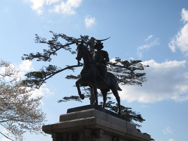 東北三大桜（弘前城址公園、角館、北上展勝地）を訪ねる旅に出ました。<br />高速道と市街地大渋滞の現実は厳しく、角館、北上展勝地は断念、平泉、青葉城址にて桜を鑑賞する事にしました。<br />幸いいたずら寒気のお陰で各地とも満開の桜を満喫できました。<br />特に名高い弘前城址には３日に出かけました。<br />人ごみのすごさに驚きましたが、前日２日は史上最大の人出だったそうです。<br />青葉城址は石垣を残すのみで建物は何一つ残っていませんでた。<br />東北の雄　伊達政宗　の縄張した建物をぜひ見たかったので残念でした。<br />夜は蔵王温泉で一泊しました。