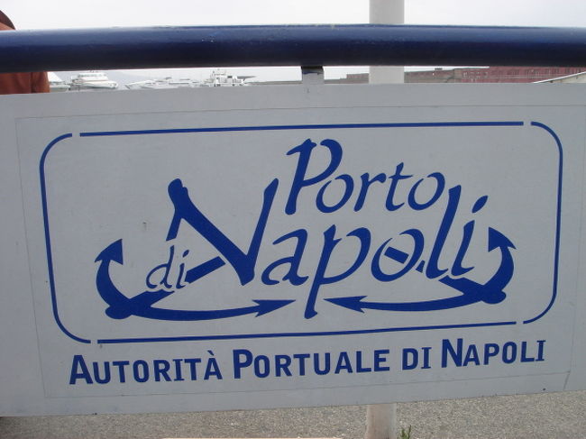 今日はローマからカプリ島に行くことにしました。<br />ナポリなどは治安が悪いと聞いていたので、日本語ガイドつきのツアーに申し込みました。<br /><br />申し込んだのはグリーンライン社のツアーです。<br />ローマからナポリにバスで移動、ナポリからカプリ島まで船、カプリ島から青の洞窟を見るというツアーです。<br /><br />ネットでHPから申し込みをすると175ユーロ→157.5ユーロ（10%引き）になります。<br /><br />http://www.greenlinetours.com