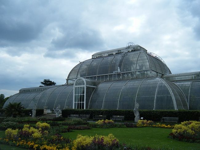 ロンドン郊外にある、キュー・ガーデンズ Royal Botanic Gardens,Kew に行って来ました。<br />キュー･ガーデンズは世界遺産にも登録されている、世界的にも権威のある植物の研究機関でもある、植物園です。<br /><br />ちょうど様々な花も咲いていて、とてもきれいでした。<br />