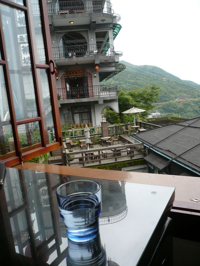 5月の連休を外して台湾に行ってきました。<br />天気予報では連日雨。<br />過ごしやすい気候とは書いてありますけれど・・<br />今回は、懐かしさを感じさせる街、九分へ、台鉄とバスを使って行きたいと思います。<br />といっても、日本統治時代にゴールドラッシュがあったことすら知らないんですが。