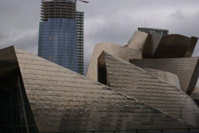 スペイン４日目<br /><br />朝、０５３０に起床してバルセロナホテルをチェックアウト<br />ビルバオへ向かいます<br /><br />目指すは鉄鋼の街「ビルバオ」を観光都市に変貌させた<br />フランク・O・ゲイリーのグッゲンハイム・ビルバオです。<br /><br />果たして、これは建築なのか？はたまたゲイリーの奏でる<br />楽曲なのか？