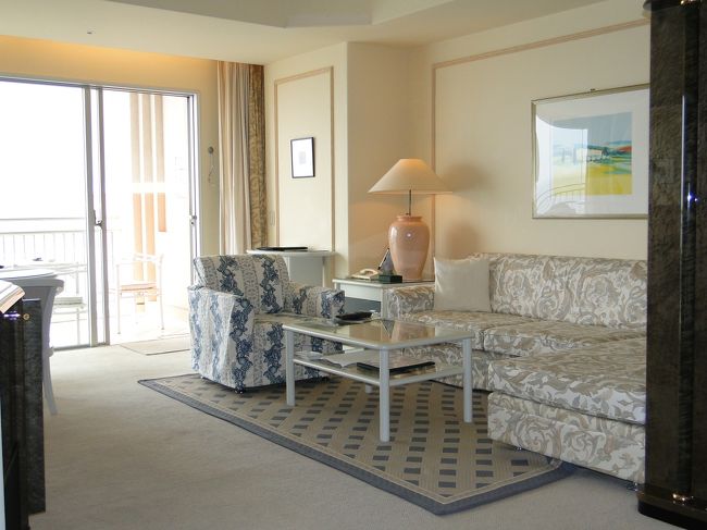 淡島ホテルの一般的な客室は、リビングルーム・ベッドルーム・バスルーム、そしてテラスで構成されています<br /><br />ここは、海側に面したリビングルームです<br /><br />窓が大きくとられています