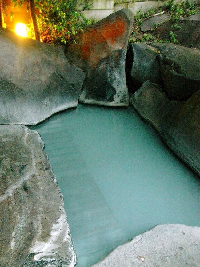 ２泊目の宿は霧島温泉郷にある「霧島湯之谷山荘」です。<br /><br />こちらの温泉にゆっくり浸かりたくて決めました。<br />嬉しいことに節約旅にもってこいの湯治棟があったために素泊まり。<br />ＧＷでも割り増しなしで２人で１万円以下は嬉しい限り（＾＾）<br /><br /><br />霧島湯之谷山荘　http://www.mountaintrad.co.jp/kagoshima/kiri/yunotani/data.html<br /><br />