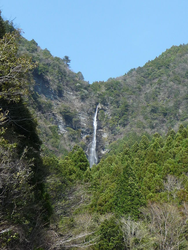 いの町を後にして、吉野川上流に沿って東に向かいます。<br />大川村では吉野川の本流・支流にかかる滝を見ることができました。<br />「銚子滝」「川口の滝」「小金滝」をご紹介しま〜す。