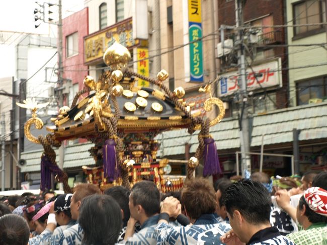 三社祭の一部に出会いました。百基の御輿が出るらしいですが、その中の何基が練り歩いていました。浅草にいたので、パチリ撮りました。2017年再び通りがかって行きました。