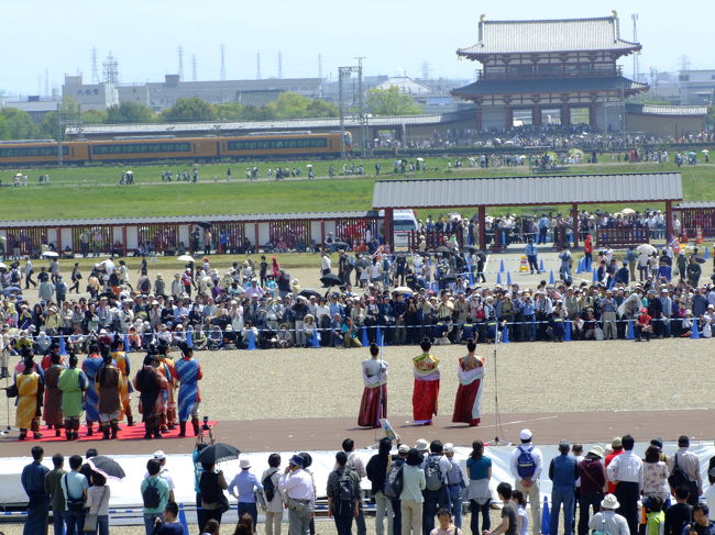 名古屋近郊から平城遷都1300年祭の日帰りバスツアーに参加しました。ゴールデンウィーク中とあって大変な人出、その日は七万人近い人が訪れたとのことでした。あの広い平城京跡会場も、人であふれていました。<br /><br />