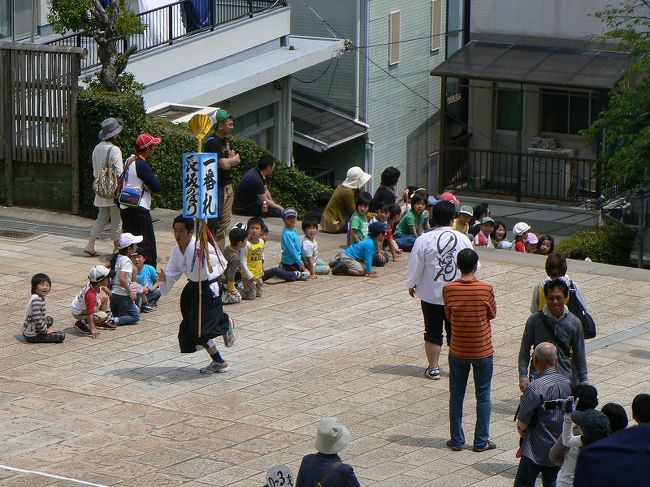 諏訪神社の長い階段を駆け上る長坂のぼり大会。<br /><br />こどもの日の年中行事です。<br /><br />
