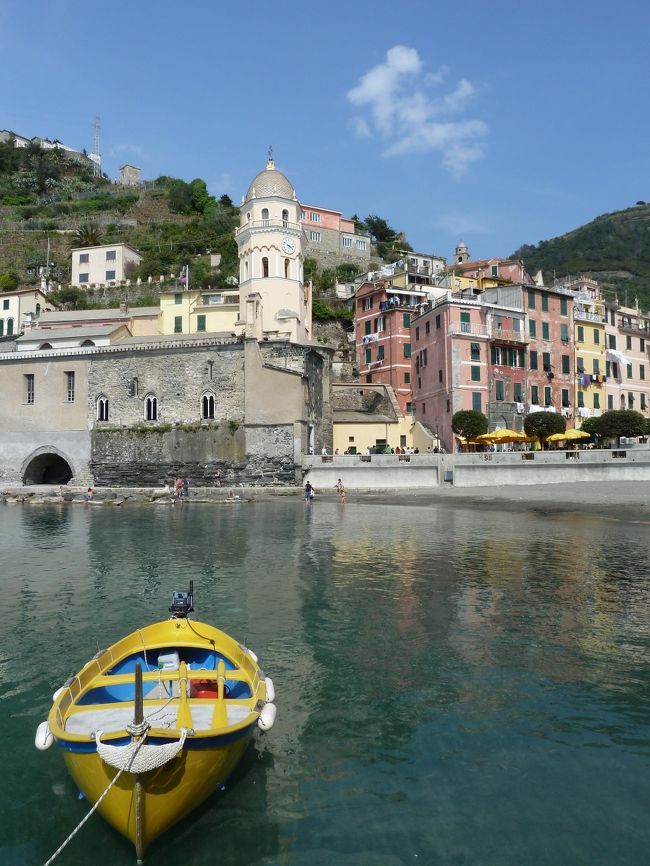 モンテロッソ・アル・マーレを後にして・・・。<br /><br />次に向かうは「ヴェルナッツァ（Vernazza）」。<br />のはずだったのに～（笑）<br /><br />なぜかたどり着いのは「レヴァント（Levanto）」。<br />東に行くつもりが西に行ってしまったのです(^_^;)<br />ホームの電車の発着の表示をよく見ていなかったので、乗り間違えてしまいました～(^^ゞ<br /><br />その後また電車に乗り、無事「ヴェルナッツァ」に行く事ができました(*^^)v<br /><br /><br />◆◆この日の行程◆◆<br />①リオマッジョーレ<br />　http://4travel.jp/traveler/bellwood/album/10458324/<br />　　↓「愛の小道」徒歩<br />②マナローラ<br />　http://4travel.jp/traveler/bellwood/album/10458704/<br />　　↓　船で移動<br />⑤モンテロッソ・アル・マーレ<br />　http://4travel.jp/traveler/bellwood/album/10459311/<br />　　↓　電車を乗り間違えて（笑）<br />レヴァント<br />　　↓　電車<br />④ヴェルナッツァ<br />　　↓　電車<br />ラ・スペツィア<br /> 　 http://4travel.jp/traveler/bellwood/album/10461231/<br /><br /><br />