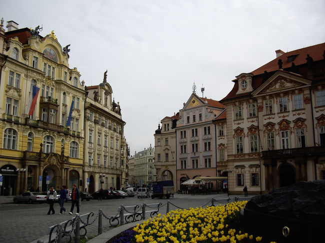 「987ホテル」「プラハ本駅」「チェココルナ　両替」「トラム」「プラハ城」<br /><br />プラハ・・・この街も春江一也さんの小説「プラハの春」で興味を覚えた場所です。<br />観光客がたくさん訪れる所だということは知っていましたが、街自体が作られたテーマパークかのように、芸術的で歴史を感じさせる建物が建ち並び、本物だと思うんだけど偽者（観光の為に作られたもの）のように感じるくらい非日常的な光景が広がっていました。<br /><br />プラハで困ったことは、本駅で両替をしようと思ってカウンターに行ったのですが、理由はわかりませんが「今両替は出来ないから下にあるATMを使って下さい」と英語で言われ、使い方もわからないATMを使うことに。幸い英語表示が出来たので、なんとか800コルナ（200コルナ札×4枚）を引き出しました。<br />キャッシングのレートは、1コルナ＝5.0025円だったので悪くないです。<br /><br />しかし、この後この200コルナ札を細かいお金にくずさないと、切符は買えないし、水も買えないという状態に。<br />とりあえず、駅でサンドウィッチとカプチーノ（約85コルナ）を買い、コンビニ的なところで水（確か15コルナ）を買おうと100コルナ札を出すと「小銭を出してよ」とおばさん、私大きく手を広げ「Nothing!」（最近海外でよくやっている気が）、おばさん「あぁん、もう！」という感じで小銭ゲット！　怯んではいけません。<br /><br /><br />尚、両替所ですが旧市街広場付近でたくさん見つけられます。