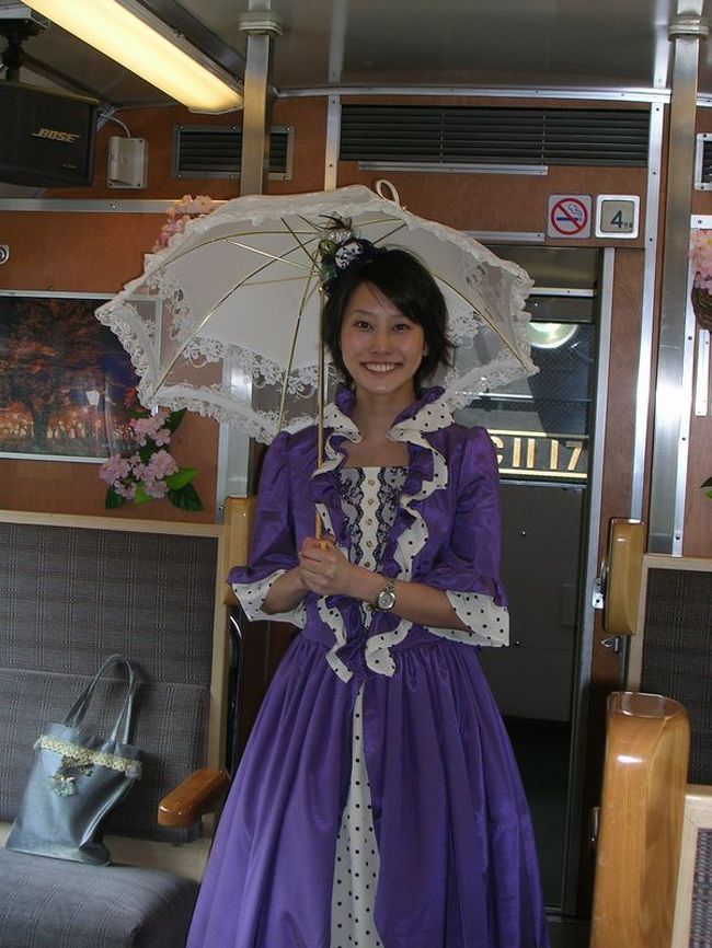 楽しい乗り物シリーズ、<br /><br />今回は、ＪＲ北海道「ＳＬ函館大沼号」と函館市電「ハイカラ號」。<br /><br />それぞれ函館を走る観光列車です。2007年ＧＷの旅で訪れました。<br /><br /><br />★楽しい乗り物シリーズ<br /><br />ＳＬニセコ号＆美深トロッコ(北海道)<br />http://4travel.jp/travelogue/10588129<br />富士登山電車(山梨)<br />http://4travel.jp/travelogue/10418489<br />旭山動物園号（北海道）<br />http://4travel.jp/travelogue/10431501<br />カシオペア(北海道)<br />http://4travel.jp/travelogue/10578381<br />おおぼけトロッコ号(徳島)<br />http://4travel.jp/travelogue/10590175<br />ＳＬ会津只見号（福島）<br />http://4travel.jp/travelogue/10561966<br />トロッコ列車「シェルパ君」（群馬）<br />http://4travel.jp/travelogue/10521246　　<br />つばめ＆はやとの風＆しんぺい（鹿児島＆熊本）<br />http://4travel.jp/travelogue/10577148<br />牛川の渡し（愛知）<br />http://4travel.jp/travelogue/10519148<br />ＤＭＶ（デュアル・モード・ビークル）（北海道）<br />http://4travel.jp/travelogue/10462428<br />ツインライナー＆浦賀渡し船（神奈川）<br />http://4travel.jp/travelogue/10514989<br />リンガーベル＆我入道の渡し（静岡）<br />http://4travel.jp/travelogue/10519012<br />ＪＲ西日本「鬼太郎列車」（鳥取）<br />http://4travel.jp/travelogue/10439595<br />奥出雲おろち号(島根)<br />http://4travel.jp/travelogue/10595300<br />富良野・美瑛ノロッコ号(北海道)<br />http://4travel.jp/travelogue/10613668<br />岡山電気軌道「たま電車」（岡山）　<br />http://4travel.jp/travelogue/10416889<br />小田急ロマンスカー「サルーン席」（神奈川）<br />http://4travel.jp/traveler/satorumo/album/10448952/<br />お座敷列車「桃源郷パノラマ」号（山梨）<br />http://4travel.jp/traveler/satorumo/album/10447711/<br />「お座敷うつくしま浜街道」号（茨城）<br />http://4travel.jp/traveler/satorumo/album/10435948/<br />小堀の渡し（茨城）<br />http://4travel.jp/traveler/satorumo/album/10425647/<br />こうや花鉄道「天空」（和歌山）<br />http://4travel.jp/traveler/satorumo/album/10427331/<br />たま電車＆おもちゃ電車＆いちご電車（和歌山）<br />http://4travel.jp/traveler/satorumo/album/10428754/<br />「世界一長い」モノレール（徳島）<br />http://4travel.jp/traveler/satorumo/album/10450801/<br />そよ風トレイン117（愛知・静岡）<br />http://4travel.jp/traveler/satorumo/album/10492138/<br />リゾートビューふるさと（長野）<br />http://4travel.jp/traveler/satorumo/album/10515819/<br />ＳＬひとよし＆ＫＵＭＡ＆いさぶろう（熊本）<br />http://4travel.jp/traveler/satorumo/album/10421906/<br />みすゞ潮彩号（山口）<br />http://4travel.jp/traveler/satorumo/album/10450814/<br />ボンネットバスで行く小樽歴史浪漫（北海道）<br />http://4travel.jp/traveler/satorumo/album/10432575/<br />いわて・平泉文化遺産号（岩手）<br />http://4travel.jp/traveler/satorumo/album/10590418/<br />お座敷列車・平泉文化遺産号（宮城）<br />http://4travel.jp/traveler/satorumo/album/10594639/<br />京とれいん（京都）<br />http://4travel.jp/traveler/satorumo/album/10604151/<br />かしてつバス（茨城）<br />http://4travel.jp/traveler/satorumo/album/10607951/<br />コスモス祭りに走る“松山人車軌道”(宮城)<br />http://4travel.jp/traveler/satorumo/album/10619155/<br />ＪＲ石巻線＆仙石線（宮城）<br />http://4travel.jp/traveler/satorumo/album/10610832/<br />リゾートやまどり(群馬)<br />http://4travel.jp/traveler/satorumo/album/10624619/ <br />海幸山幸（宮崎）<br />http://4travel.jp/traveler/satorumo/album/10626438/<br />指宿のたまて箱（鹿児島）<br />http://4travel.jp/traveler/satorumo/album/10628464/<br />Ａ列車で行こう（熊本）<br />http://4travel.jp/traveler/satorumo/album/10631554/<br />あそぼーい!（熊本)<br />http://4travel.jp/traveler/satorumo/album/10634616/<br />さくらんぼ風っこ(山形)<br />http://4travel.jp/traveler/satorumo/album/10692556/<br />尾瀬夜行23:55（福島)<br />http://4travel.jp/traveler/satorumo/album/10702090/<br />ジパング平泉(岩手)<br />http://4travel.jp/traveler/satorumo/album/10710506<br />かき鍋クルーズ(宮城)<br />http://4travel.jp/traveler/satorumo/album/10752892/<br />JR気仙沼線　“BRT”(宮城)<br />http://4travel.jp/traveler/satorumo/album/10760789/<br />ポケモントレイン気仙沼(岩手＆宮城)<br />http://4travel.jp/traveler/satorumo/album/10763358/<br />南海電鉄「ラピート」（大阪）<br />http://4travel.jp/traveler/satorumo/album/10800370 <br />京阪電鉄「京阪特急」（京都）<br />http://4travel.jp/traveler/satorumo/album/10800884/<br />近畿日本鉄道「ビスタカー」（京都＆奈良）<br />http://4travel.jp/traveler/satorumo/album/10802318<br />近畿日本鉄道「しまかぜ」（大阪＆奈良）<br />http://4travel.jp/travelogue/10803761<br />近畿日本鉄道「伊勢志摩ライナー」（奈良＆京都） <br />http://4travel.jp/traveler/satorumo/album/10806901/<br />土佐くろしお鉄道「ごめん・なはり線 展望デッキ車両」（高知）<br />http://4travel.jp/traveler/satorumo/album/10813201<br />ＪＲ四国　「海洋堂ホビートレイン」（高知）<br />http://4travel.jp/traveler/satorumo/album/10814054/<br />湯西川ダックツアー（栃木）<br />http://4travel.jp/traveler/satorumo/album/10816706/<br />東武鉄道「スカイツリートレイン南会津号」（栃木＆埼玉＆東京）<br />http://4travel.jp/traveler/satorumo/album/10819869/<br />東武鉄道「スペーシア」（東京＆栃木）<br />http://4travel.jp/traveler/satorumo/album/10820730/ <br />肥薩おれんじ鉄道　「おれんじ食堂」（熊本＆鹿児島）<br />http://4travel.jp/traveler/satorumo/album/10827593<br />ＪＲ東日本「ＳＬ銀河」（岩手）<br />http://4travel.jp/travelogue/10893431<br />三陸鉄道「南リアス線」（岩手）<br />http://4travel.jp/travelogue/10895080<br />ＪＲ東日本「NO.DO.KA」(新潟)<br />http://4travel.jp/travelogue/10904325<br />ＪＲ東日本「越乃Shu*Kura」（新潟）<br />http://4travel.jp/travelogue/10906874<br />ＪＲ東日本「ＳＬばんえつ物語」(新潟＆福島)<br />http://4travel.jp/travelogue/10909105<br />わたらせ渓谷鐵道「トロッコわたらせ渓谷号」（群馬）<br />http://4travel.jp/travelogue/10653503<br />ＪＲ北海道「流氷ノロッコ号＆ＳＬ冬の湿原号」（北海道）<br />http://4travel.jp/travelogue/10636606<br />ボンネットバス「函館浪漫号」 (北海道)<br />http://4travel.jp/travelogue/10439020<br />ＳＬ函館大沼号＆定期観光バス「ハイカラ號」(北海道)<br />http://4travel.jp/travelogue/10461438<br />ＪＲ大船渡線　“BRT”(岩手＆宮城)　　　　<br />http://4travel.jp/travelogue/10896079<br />ＪＲ東日本「きらきらうえつ」（山形＆秋田）<br />http://4travel.jp/travelogue/10939550<br />伊豆急行「リゾート２１」（静岡）<br />http://4travel.jp/travelogue/10946692<br />ＪＲ東日本「リゾートみのり」(宮城＆山形)<br />http://4travel.jp/travelogue/10973345<br />ＪＲ東日本「とれいゆつばさ」(山形)<br />http://4travel.jp/travelogue/10977124<br />富士急行「フジサン特急」(山梨)<br />http://4travel.jp/travelogue/10979453<br />ＪＲ西日本「トワイライトエクスプレス」(北海道＆新潟)<br />http://4travel.jp/travelogue/10982824<br />富山地方鉄道「レトロ電車」(富山)<br />http://4travel.jp/travelogue/10983819<br />しなの鉄道「ろくもん」（長野）<br />http://4travel.jp/travelogue/10991507<br />北近畿タンゴ鉄道(京都丹後鉄道)「丹後あかまつ号」（京都＆兵庫）<br />http://4travel.jp/travelogue/10997325<br />富山地方鉄道「アルプスエキスプレス」(富山）<br />http://4travel.jp/travelogue/10999061<br />近畿日本鉄道「つどい」(三重)<br />http://4travel.jp/travelogue/11001558<br />大井川鐵道「南アルプスあぷとライン＆ＳＬかわね路号」(静岡)<br />http://4travel.jp/travelogue/11019512<br />ひたちＢＲＴ(茨城)<br />http://4travel.jp/travelogue/11025954<br />八幡平ボンネットバス（岩手）<br />http://4travel.jp/travelogue/11039600<br />ＪＲ四国「伊予灘ものがたり」（愛媛）<br />http://4travel.jp/travelogue/11041778<br />ＪＲ四国「鉄道ホビートレイン」（愛媛＆高知）<br />http://4travel.jp/travelogue/11043511　　<br />高千穂あまてらす鉄道(宮崎)<br />http://4travel.jp/travelogue/11049626<br />くま川鉄道「田園シンフォニー」(熊本)<br />http://4travel.jp/travelogue/11052103<br />西日本鉄道「旅人」(福岡)<br />http://4travel.jp/travelogue/11053772<br />JR北海道＆東日本「夜行急行列車はまなす」(北海道)<br />http://4travel.jp/travelogue/11073488<br />JR東日本「おいこっと」（長野)<br />http://4travel.jp/travelogue/11076547<br />のと鉄道　「のと里山里海号」（石川)<br />http://4travel.jp/travelogue/11100480<br />JR西日本　「花嫁のれん」(石川)<br />http://4travel.jp/travelogue/11100917<br />JR西日本　「ベル・モンターニュ・エ・メール(べるもんた)」(富山)<br />http://4travel.jp/travelogue/11102039<br />えちぜん鉄道　「きょうりゅう電車」(福井）<br />http://4travel.jp/travelogue/11103005<br />鹿児島県十島村　「フェリーとしま」(鹿児島)<br />http://4travel.jp/travelogue/11106970<br />津軽鉄道　「ストーブ列車」(青森)<br />http://4travel.jp/travelogue/11122704<br />ＪＲ西日本「サンライズ出雲」(岡山＆鳥取)<br />http://4travel.jp/travelogue/11123534<br />鹿児島市交通局「観光レトロ電車“かごでん”」（鹿児島）<br />http://4travel.jp/travelogue/11130204<br />小湊鉄道「里山トロッコ」（千葉）<br />http://4travel.jp/travelogue/11141517<br />南海電鉄「めでたいでんしゃ＆サザン」　（和歌山)<br />http://4travel.jp/travelogue/11155813<br />富士急行「富士山ビュー特急」(山梨)<br />http://4travel.jp/travelogue/11160680<br />JR東日本「現美新幹線」　(新潟)<br />http://4travel.jp/travelogue/11160683<br />JR東日本「フルーティアふくしま」(福島)<br />http://4travel.jp/travelogue/11160686<br />JR東日本「伊豆クレイル」(神奈川)<br />http://4travel.jp/travelogue/11167399<br />JR西日本「La Malle de Bois（ラ・マル・ド・ボァ）」 （岡山）<br />http://4travel.jp/travelogue/11167407
