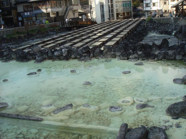 15日の後半は草津温泉（入浴しないけど）と白根山ルートの山岳コースを万座温泉までのドライブ。<br />10時半からの日程にしては結構盛り沢山なうえに<br />運転手兼会計係兼報道係で忙しかったけど<br />新緑のなかを気持ちよく快適に走ることが出来ました。<br />天気も良かったし飯も旨かったし景色も良かったし…<br /><br />