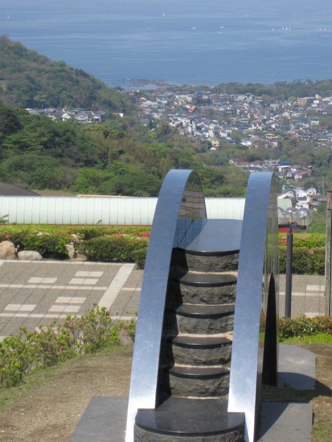 葉山にある湘南国際村センターのところに、<br />海が見渡せる「グリーンパーク」があります。<br /><br />高台にある公園。<br />正面には、空気がいいと富士山が見えます。<br />滑り台が１つ…<br />ここから滑り降りると気持ち良さそう。<br /><br />５月。<br />湘南国際村は、ツツジの花で彩られます。<br />このグリーンパークへの入口にも、<br />たくさんのツツジがありました。