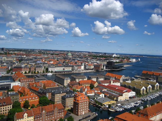 <br />フリーツアーを利用して、北欧3カ国：デンマーク・スウェーデン・フィンランドを訪れました。<br /><br />■1日目■　コペンハーゲン泊<br />関空よりフライト。ヘルシンキを経由してコペンハーゲン着。<br /><br />■2日目■　コペンハーゲン泊<br />コペンハーゲン市内観光。<br /><br />■3日目■　ストックホルム泊<br />コペンハーゲン市内観光。<br />コペンハーゲン→ストックホルムへ列車で移動。<br /><br />■4日目■　ストックホルム泊<br />ストックホルム市内観光。<br /><br />■5日目■　船内泊<br />ストックホルム市内観光。<br />ストックホルム→ヘルシンキへ大型船で移動。<br /><br />■6日目■　ヘルシンキ泊<br />ヘルシンキ市内観光。<br /><br />■7日目■　ヘルシンキ泊<br />ラウマ旧市街へ。<br /><br />■8日目■　ヘルシンキ泊<br />午前中エストニアへ。午後はヘルシンキ市内観光。<br /><br />■9日目■　ヘルシンキ泊<br />ヘルシンキ市内観光。<br /><br />■10日目■　機内泊<br />ヘルシンキよりフライト。<br /><br />長くなりそうなので国別に分けて投稿します。<br />まずはデンマーク・コペンハーゲン編です。