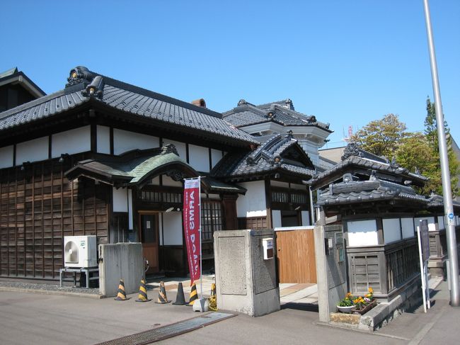 明治35(1902)年建築の木造平屋建の個人邸宅。<br /><br />現在は立正佼成会の所有となっており、普段は一般公開していませんが、無料公開していた際に見学してきました。<br /><br />アクセスはJR小樽駅から徒歩5〜10分。駅から出て右方向(札幌側)へ歩き、大きな十字街(産業会館がある)で右折。警察署と年金事務所の間にあります。