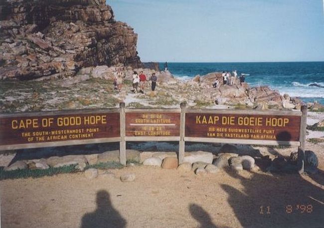 1998年の夏期休暇を利用した南アフリカ・ジンバブエの旅。ケープタウン・ビクトリアフォールズという南部アフリカの「ベタ」な観光地を7日で周遊しました。<br />現在と変わらない「懐かしの弾丸の旅」をご紹介します。<br /><br /><br />≪全行程≫<br /><br />１日目：夜、関西空港→ヨハネスブルグ　[南アフリカ航空]<br />２日目：朝、ヨハネスブルグ着。<br />　　　　午前、ヨハネスブルグ→ケープタウン　[南アフリカ航空]<br />　　　　午後、テーブルマウンテンへ。<br />３日目：シーモンズタウン、喜望峰へ。<br />　　　　　　　　　≪★今回のお話はココです≫<br />http://4travel.jp/traveler/satorumo/album/10462526/<br /><br />４日目：朝、ケープタウン→ヨハネスブルグ　[南アフリカ航空]<br />午前、ヨハネスブルグ→ビクトリアフォールズ　[南アフリカ航空]<br />　　　　ビクトリアフォールズ見学。<br />http://4travel.jp/traveler/satorumo/album/10463381/<br /><br />５日目：レンタサイクルで、ザンビア側ビクトリアフォールズへ。<br />６日目：午後、ビクトリアフォールズ→ヨハネスブルグ　[南アフリカ航空]<br />　　　　夕方、ヨハネスブルグ→関西空港　[南アフリカ航空]<br />７日目：夕方、関西空港着。<br />　　　　　　　　　　　　　　<br />　