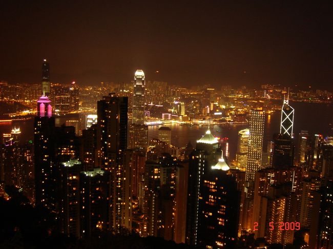 香港1泊-マカオ1泊-香港2泊<br /><br />ゴールデンウィークは近場で5日間と決め、香港＆マカオへ。<br />時期的にフライト代は高く、香港のホテルは日本と同じぐらいの価格と広さで、あまりお得感はない。<br />マカオのホテルはカジノホテルのため広くてお得感たっぷり↑<br /><br />わたしは香港2度目で結構お気に入り。二人ともマカオは初めて。<br /><br />マッサージとおいしいものを食べまくりの旅行でした。<br /><br />