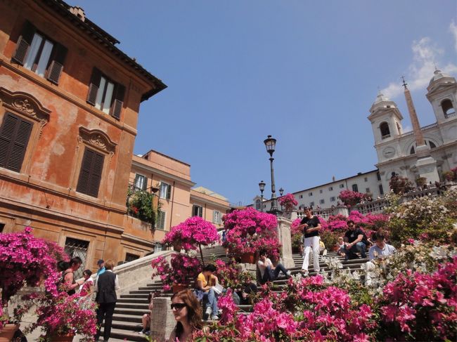 悠久の歴史と遺跡の街　イタリア・ローマ。<br /><br />GWのローマは暑くも寒くもない晴天続きで、色とりどりの花が咲き誇る観光のベストシーズン。<br /><br />見所は沢山あるが比較的場所は集中しているため、効率よく回れられれば1日で踏破できると考え、初めてのローマ街歩きをプランニング。<br /><br />自分の足で歩き、気付いた点をコメントしつつ、魅惑的なローマのスナップをご紹介。<br />