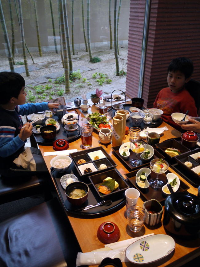 4泊5日の京都の世界遺産を巡る旅の最終日は、生憎朝から雨模様です。<br /><br />この日の朝食を予約してあるエクシブ京都八瀬離宮の日本料理 華暦の朝食は宿泊棟の外にあるので、傘をさして向かいます。<br />
