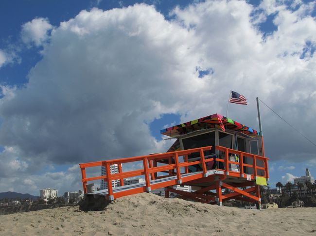 サンタモニカ・ビーチのライフガードの監視小屋がカラフルにリニューアルしました。