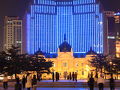 中山広場のライトアップされた近代建築群と夜の天津街