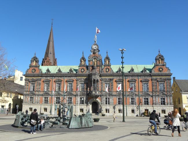 ４月１９日（月）コペンハーゲン空港の閉鎖解除は、早くて週末との情報、仕事先等ＴＥＬ。少し足を延ばして再び隣国へ。<br />コペンハーゲン中央駅１１時発、スウェーデンのマルメ中央駅　１１時３５分着の列車に乗る。<br />コペンハーゲンに最も近いスウェーデンの第三の都市、美しい古都マルメ。<br />２０００年７月にデンマークとスウェーデンを結ぶ１６ｋｍの橋<br />「オレスンド海峡橋」が開通、短時間で両国間の往来が可能になりました。
