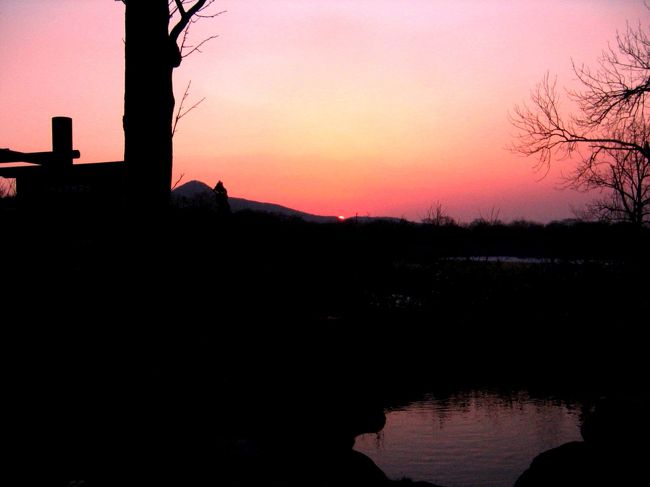 写真は2010年5月3日早朝<br />谷地（やち）温泉前の谷地湿原です。<br />静かに静かに日は昇り・・・みちのくの大地を温め始めた。<br /><br />2008年1月18日十和田・八甲田観光の経営が行き詰まり倒産・・・<br />400年続いた歴史ある秘湯の灯が突然消えた。<br />客がここ数年、減少するなどして赤字が拡大し、経営が行き詰まったということらしい。<br /><br />このニュースはマスコミでも取り上げられ、温泉ファンは唖然としたものだった。<br />『負債額わずか３億円ねぇ、誰か支援者が現れてくれないものか？』と、思っていたら・・・<br />2008年7月26日に営業再開♪<br />僅か半年程でメンテ・修繕終了〜・オープン！！<br />現在も秘湯ムードを壊すことなく営業している。<br /><br />伊東園グループの木下泰一社長は温泉ファン？<br />こんな小さな秘湯では、採算取れないのは十二分に周知のはず・・・<br />秘湯お救い人に感謝ですね。<br /><br />そして、このＧＷの真っ只中！<br />1泊3食つきで￥5,800ポッキリの和食膳プラン♪<br />それも、生ビール・日本酒・焼酎・ウーロンハイが飲み放題！<br />ソフトドリンク（ウーロン茶・オレンジジュース）も飲み放題つき<br /><br />青森駅までの無料送迎、なんと八戸まで2時間の無料送迎もされている。<br />利用者から感謝の声が絶えないのも納得。<br /><br />伊東園さんありがとう！！<br />もちろんお試しです。<br />http://www.itoenhotel.com/hotel/yachi/<br /><br />