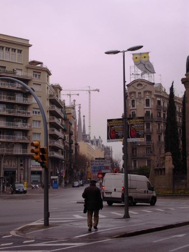 バルセロナ、もう一度来るなんて。<br /><br />スペインは、何かと「怖い」イメージがつき物で、はじめはびくついていましたが、まあ、自分次第でどうにかなりました。<br /><br />バルセロナにある、ガウディ作品を中心にモデルニスモ建築を見て周りました。