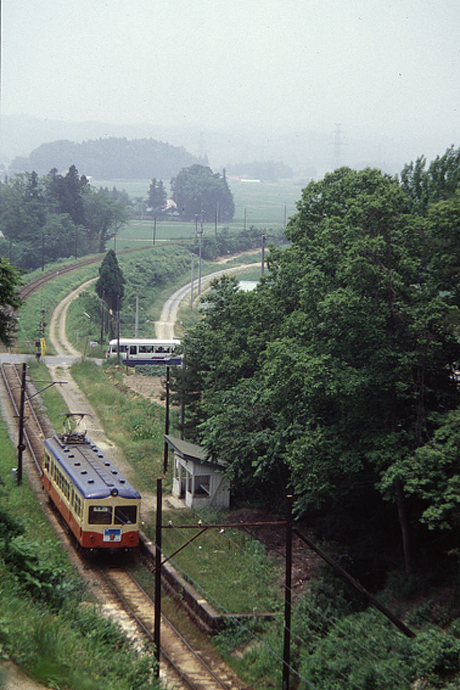 栗駒電鉄とは、東北本線石越から細倉までを結んでいた全長25.7キロの小私鉄。95年に非電化となったが、それまで何度となくここへと通い、春夏秋冬の写真を撮り続けてきた。