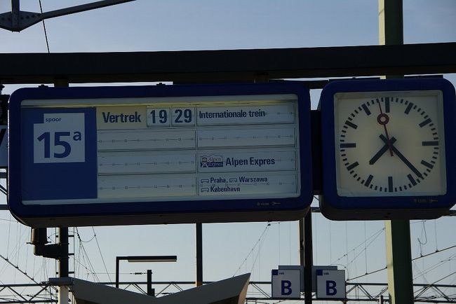 　2010年ＧＷの旅は，多少肌寒い春のキューケンホフ公園からスタートし，慌ただしく北ドイツへ向けて鉄道で移動します。<br />　ユーレイル鉄道パスの利用も３回目で慣れてきました。今回はベネルクス＋ジャーマンパス５日間です。実質３日しか使用しないのですが，このタイプは５日券が一番短いのです。<br /><br />　さて，我々はスキポール空港の鉄道駅を出て，一路ユトレヒトへ。目的は寅さんが兎を食べに……ではなく(^_^;)さまざまなミッフィーを見るため！です。<br />　そして，なぜか今日（4月30日）だけユトレヒト始発となるプラハ行き豪華夜行寝台列車「シティナイトライン」（我々の目的地ドレスデン）に乗車するため！です。<br /><br />　なぜタイトルが『ちょっとがっかり！』なのか，その訳は…<br />　<br />＊＊共通データ（旅行記目次と旅程）です＊＊<br />　①編－出発からキューケンホフ公園観光まで<br />　②編－ユトレヒトとシティナイトライン（本編）<br />　③編－ドレスデンからベルリン<br />　④編－ハンブルク<br />　⑤編－ベルリンそして帰国<br /><br />4月29日NH205成田からパリ<br />　 同日AF8240パリからアムステルダム（スキポール泊）<br />4月30日キューケンホフ／CNLでユトレヒトからドレスデン<br />5月1日ECでドレスデンからベルリン（ベルリン泊）<br />5月2日ICとICEでベルリンからハンブルク往復（ベルリン泊）<br />5月3日ベルリン市内（ベルリン泊）<br />5月4日AF2035ベルリンからパリ<br />　同日NH206パリから成田<br />5月5日帰国　<br />　 <br />