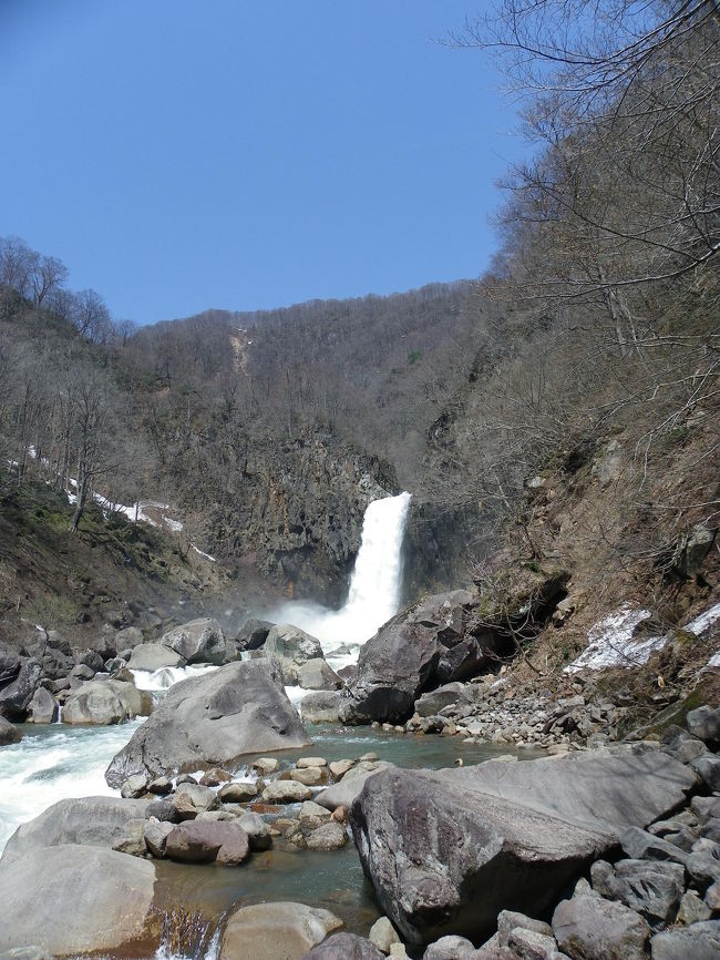 ５月３日<br />最初の目的地は、日本の滝百選『苗名滝』です。<br />新潟県と長野県の県境を流れる関川にかかる名瀑で、ＧＷということもあって多くの観光客が訪れていました。<br /><br />これで日本の滝百選は66ヶ所めとなりました。